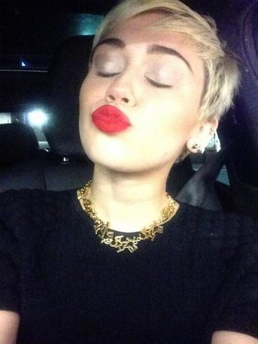 Miley Cyrus blew a red-lipped kiss to her followers.
Source: Twitter user MileyCyrus
Miley Cyrus blew a red-lipped kiss to her followers.
Source: Twitter user MileyCyrus