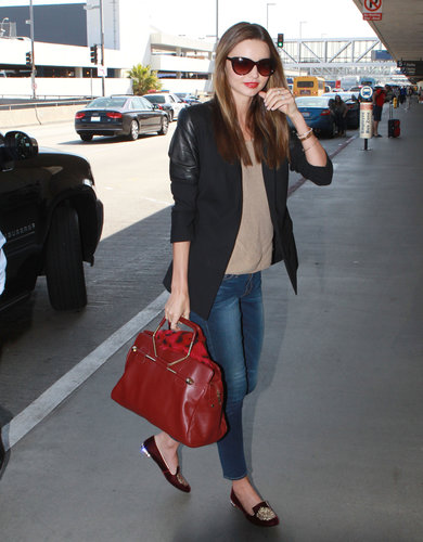 Miranda Kerr put together one of the most polished travel ensembles, relying on a leather-sleeved blazer and a sleek Viktor & Rolf tote to upgrade her jeans-and-knit combo.
Miranda Kerr put together one of the most polished travel ensembles, relying on a leather-sleeved blazer and a sleek Viktor & Rolf tote to upgrade her jeans-and-knit combo.