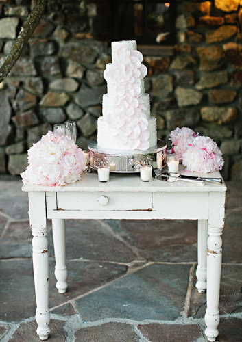 Two first two words that come to mind when seeing this cake: graceful and timeless.
Photo by Andi Hatch Photography via 100 Layer Cake
Two first two words that come to mind when seeing this cake: graceful and timeless.
Photo by Andi Hatch Photography via 100 Layer Cake