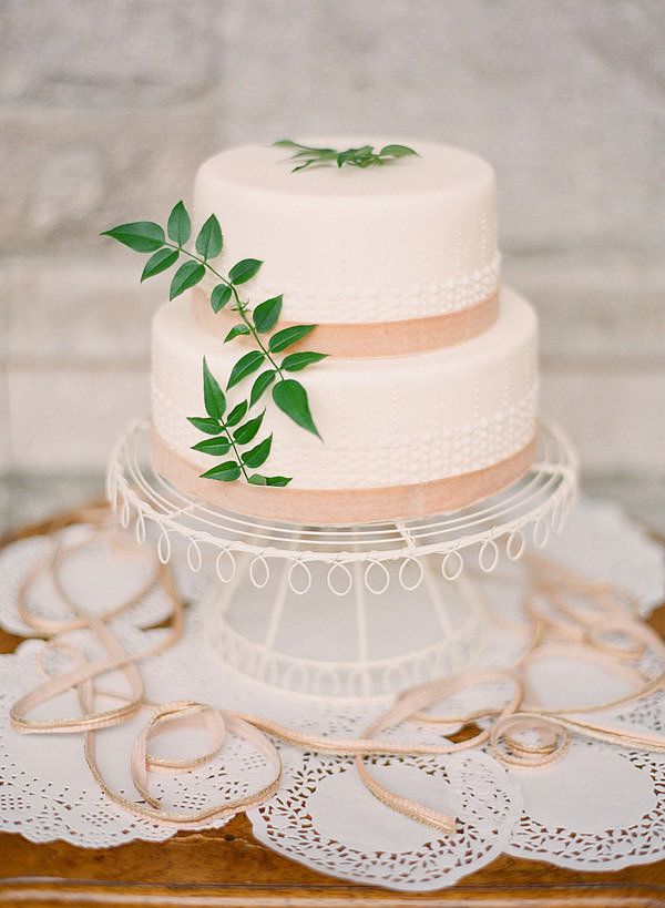 Just a hint of bead-like texture, lace, and leaves make this one divine dessert.
Photo by KT Merry Photography via Style Me Pretty
Just a hint of bead-like texture, lace, and leaves make this one divine dessert.
Photo by KT Merry Photography via Style Me Pretty