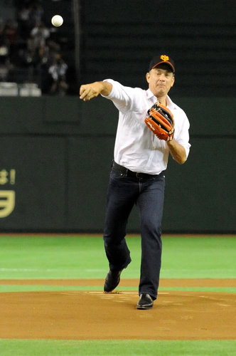 Tom Hanks hit the mound to throw out the first pitch for a professional baseball team in Japan in May 2009.
Tom Hanks hit the mound to throw out the first pitch for a professional baseball team in Japan in May 2009.