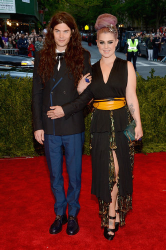 Next to her boyfriend, Matthew Mosshart, Kelly Osbourne donned a funky Marc Jacobs number, which included a yellow kimono belt.
Next to her boyfriend, Matthew Mosshart, Kelly Osbourne donned a funky Marc Jacobs number, which included a yellow kimono belt.