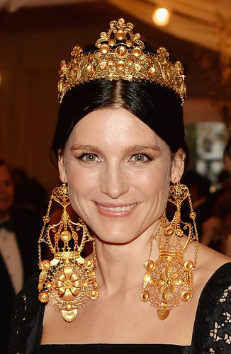 Tabitha Simmons wore an ornate gold crown and oversize earrings.
Tabitha Simmons wore an ornate gold crown and oversize earrings.