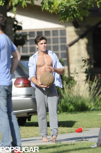 Zac Efron Flashes His Tanned Abs For the Cameras Zac Efron Flashes His Tanned Abs For the Cameras