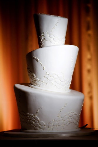 We love how uniquely shaped tiers modernize this all-white cake.
Photo by cakelava via Style Me Pretty
We love how uniquely shaped tiers modernize this all-white cake.
Photo by cakelava via Style Me Pretty