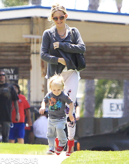Kate Hudson took her son Bing out for a stroll.
Kate Hudson took her son Bing out for a stroll.