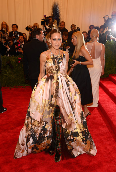 Sarah Jessica Parker made an unforgettable entrance at this year's Met Gala, embracing the Punk Chaos theme in a voluminous, gold-leaf Giles creation, Christian Louboutin tartan thigh-high boots, and a showstopping mohawk headpiece by Philip Treacy.
Sarah Jessica Parker made an unforgettable entrance at this year's Met Gala, embracing the Punk Chaos theme in a voluminous, gold-leaf Giles creation, Christian Louboutin tartan thigh-high boots, and a showstopping mohawk headpiece by Philip Treacy.