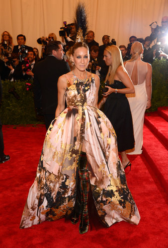 Sarah Jessica Parker made an unforgettable entrance at this year's Met Gala, embracing the Punk Chaos theme in a voluminous, gold-leaf Giles creation, Christian Louboutin tartan thigh-high boots, and a showstopping mohawk headpiece by Philip Treacy.
Sarah Jessica Parker made an unforgettable entrance at this year's Met Gala, embracing the Punk Chaos theme in a voluminous, gold-leaf Giles creation, Christian Louboutin tartan thigh-high boots, and a showstopping mohawk headpiece by Philip Treacy.