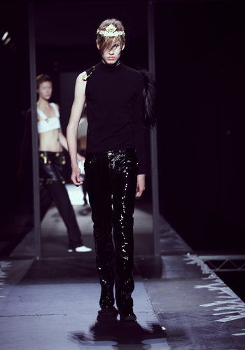 A look from the JW Anderson for Versus collection.
Photo courtesy of Versace
A look from the JW Anderson for Versus collection.
Photo courtesy of Versace