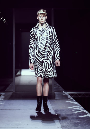 A look from the JW Anderson for Versus collection.
Photo courtesy of Versace
A look from the JW Anderson for Versus collection.
Photo courtesy of Versace