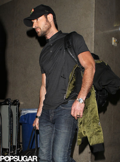 Justin Theroux carried his bag through LAX.
Justin Theroux carried his bag through LAX.