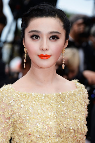 Fan Bingbing wore dangling Chopard earrings.
Fan Bingbing wore dangling Chopard earrings.