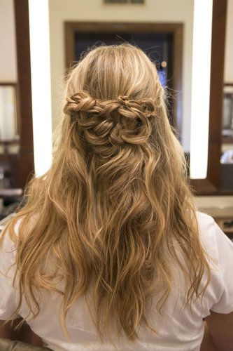 The fact that this look is made with regular braids makes it easy to do on your own.
The fact that this look is made with regular braids makes it easy to do on your own.