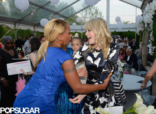 Emma Stone hugged Mary J. Blige at the cocktail reception.
Emma Stone hugged Mary J. Blige at the cocktail reception.