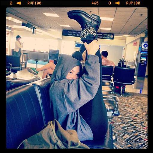 Demi Lovato showed off her stretches while waiting for a flight.
Source: Twitter user ddlovato
Demi Lovato showed off her stretches while waiting for a flight.
Source: Twitter user ddlovato
