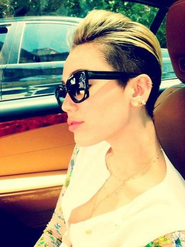 Miley Cyrus showed off her sleek Céline sunglasses while riding in the car.
Source: Twitter user MileyCyrus
Miley Cyrus showed off her sleek Céline sunglasses while riding in the car.
Source: Twitter user MileyCyrus