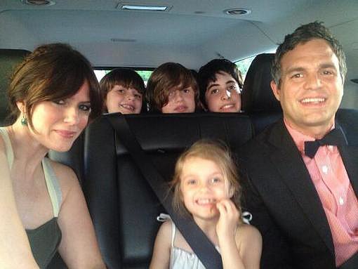Mark Ruffalo headed to the NYC premiere of Now You See Me with his family.
Source: Twitter user Mruff221
Mark Ruffalo headed to the NYC premiere of Now You See Me with his family.
Source: Twitter user Mruff221
