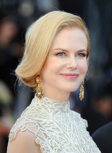 With a neckline that looks best sans heavy ornamentation, Nicole chose to go big with her earrings instead, rocking Fred Leighton gold and aquamarine stunners.
With a neckline that looks best sans heavy ornamentation, Nicole chose to go big with her earrings instead, rocking Fred Leighton gold and aquamarine stunners.