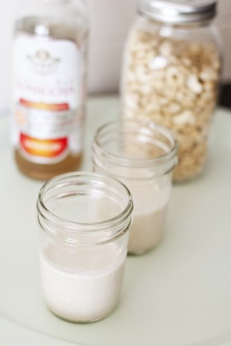 Creamy kombucha cocktail (dairy-free)