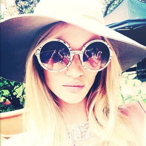 Rosie Huntington-Whiteley shaded her face from the sun in style.
Source: Instagram user rosiehw
Rosie Huntington-Whiteley shaded her face from the sun in style.
Source: Instagram user rosiehw
