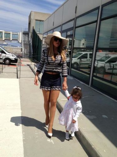 Mariah Carey and daughter Monroe made a stylish arrival in France.
Source: Twitter user MariahCarey
Mariah Carey and daughter Monroe made a stylish arrival in France.
Source: Twitter user MariahCarey