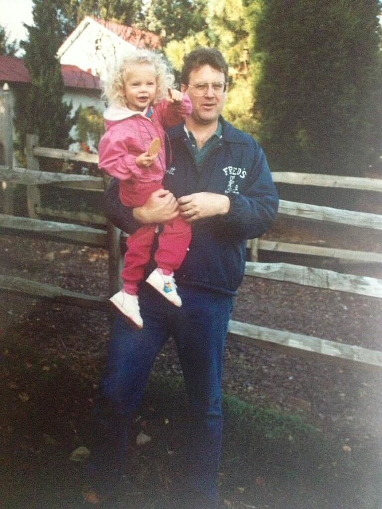 Taylor Swift clung onto her daddy in this vintage snap.
Source: Twitter user taylorswift13
Taylor Swift clung onto her daddy in this vintage snap.
Source: Twitter user taylorswift13