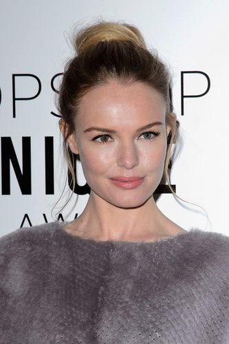 You'll want to copy Kate Bosworth's flat and circular topknot with a few pieces hanging just around the ears.
You'll want to copy Kate Bosworth's flat and circular topknot with a few pieces hanging just around the ears.