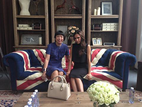 Victoria Beckham tweeted a photo of a visit with Angelica Cheung, writing, "Fun chatting with Angelica Cheung at Beijing BIFT."
Source:Twitter user victoriabeckham
Victoria Beckham tweeted a photo of a visit with Angelica Cheung, writing, "Fun chatting with Angelica Cheung at Beijing BIFT."
Source:Twitter user victoriabeckham