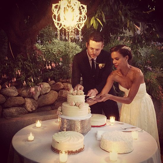 During their June wedding, Damien Fahey and Grasie Mercedes cut the cake underneath a chandelier.
Source: Instagram user bradleymeinz
During their June wedding, Damien Fahey and Grasie Mercedes cut the cake underneath a chandelier.
Source: Instagram user bradleymeinz