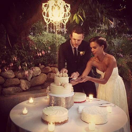 During their June wedding, Damien Fahey and Grasie Mercedes cut the cake underneath a chandelier.
Source: Instagram user bradleymeinz
During their June wedding, Damien Fahey and Grasie Mercedes cut the cake underneath a chandelier.
Source: Instagram user bradleymeinz