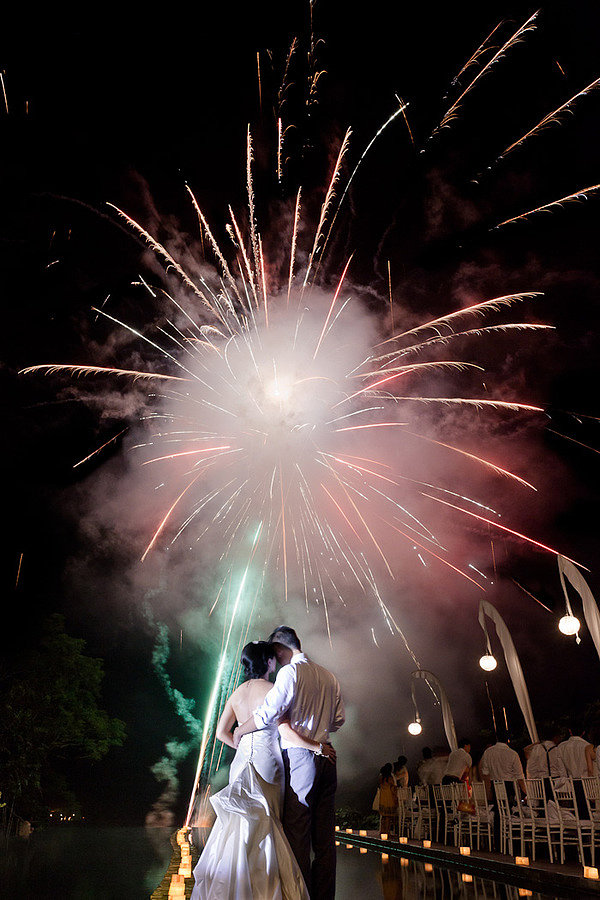 Nothing sets the romantic mood like a lit-up sky.
Photo by Erin Hearts Court via Style Me Pretty
Nothing sets the romantic mood like a lit-up sky.
Photo by Erin Hearts Court via Style Me Pretty
