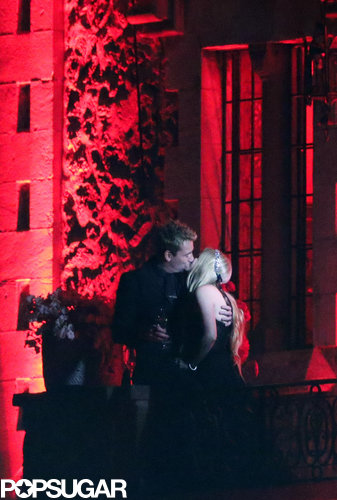 Avril Lavigne and Chad Kroeger kissed on the balcony after getting married.
Avril Lavigne and Chad Kroeger kissed on the balcony after getting married.