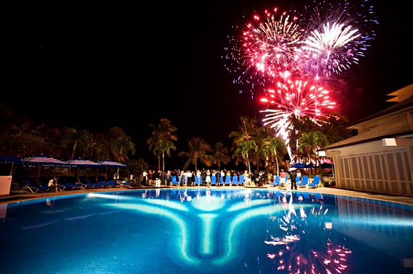 These wedding fireworks made a stunning show over the pool.
Source: Style Me Pretty
These wedding fireworks made a stunning show over the pool.
Source: Style Me Pretty