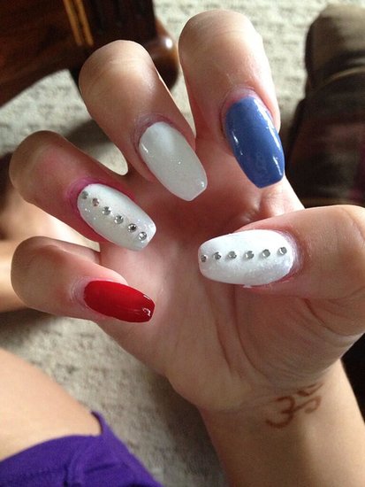We love the subtle sequins cascading down a few of the nails in this manicure.
Source: Twitter user kelliejohnsonn
We love the subtle sequins cascading down a few of the nails in this manicure.
Source: Twitter user kelliejohnsonn