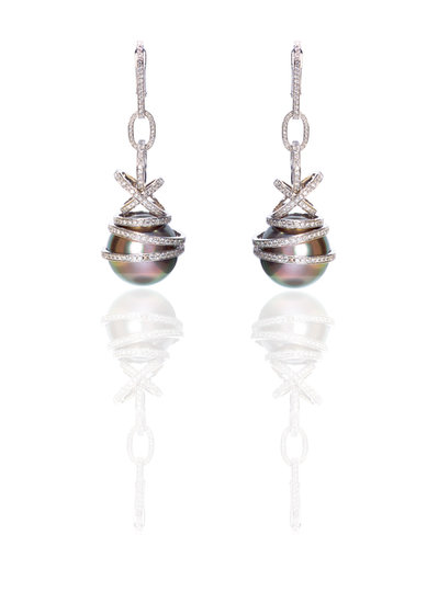 Gray cultured, pearl drop earring set in white diamond pavé and 18-karat white gold.
Source: Chopard
Gray cultured, pearl drop earring set in white diamond pavé and 18-karat white gold.
Source: Chopard