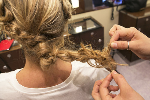 Next, knot the ponytail and secure with an elastic.
Next, knot the ponytail and secure with an elastic.