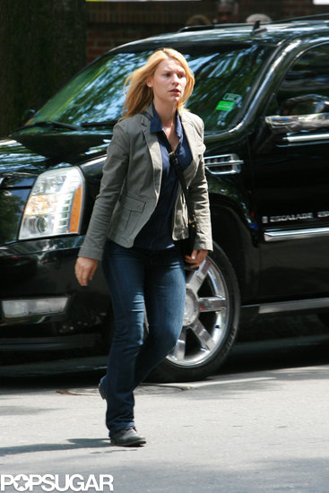 Claire Danes filmed a scene on the street for the third season of Homeland.
Claire Danes filmed a scene on the street for the third season of Homeland.