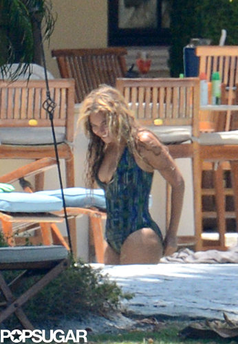 Exclusive: Beyoncé and Blue Ivy Relax Poolside in Miami! Exclusive: Beyoncé and Blue Ivy Relax Poolside in Miami!