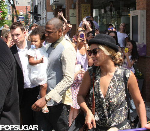 Beyoncé grabbed lunch with her family in Toronto.
Beyoncé grabbed lunch with her family in Toronto.
