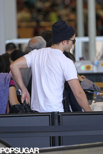 Robert Pattinson made his way through security at LAX.
Robert Pattinson made his way through security at LAX.