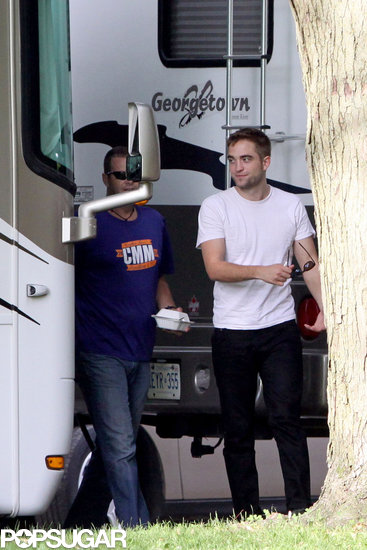 Robert Pattinson sported a white t-shirt on the set in Toronto.
Robert Pattinson sported a white t-shirt on the set in Toronto.