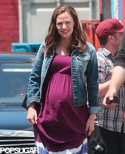 Playing Pregnant! Jennifer Garner Sports a Baby Bump on Set Playing Pregnant! Jennifer Garner Sports a Baby Bump on Set