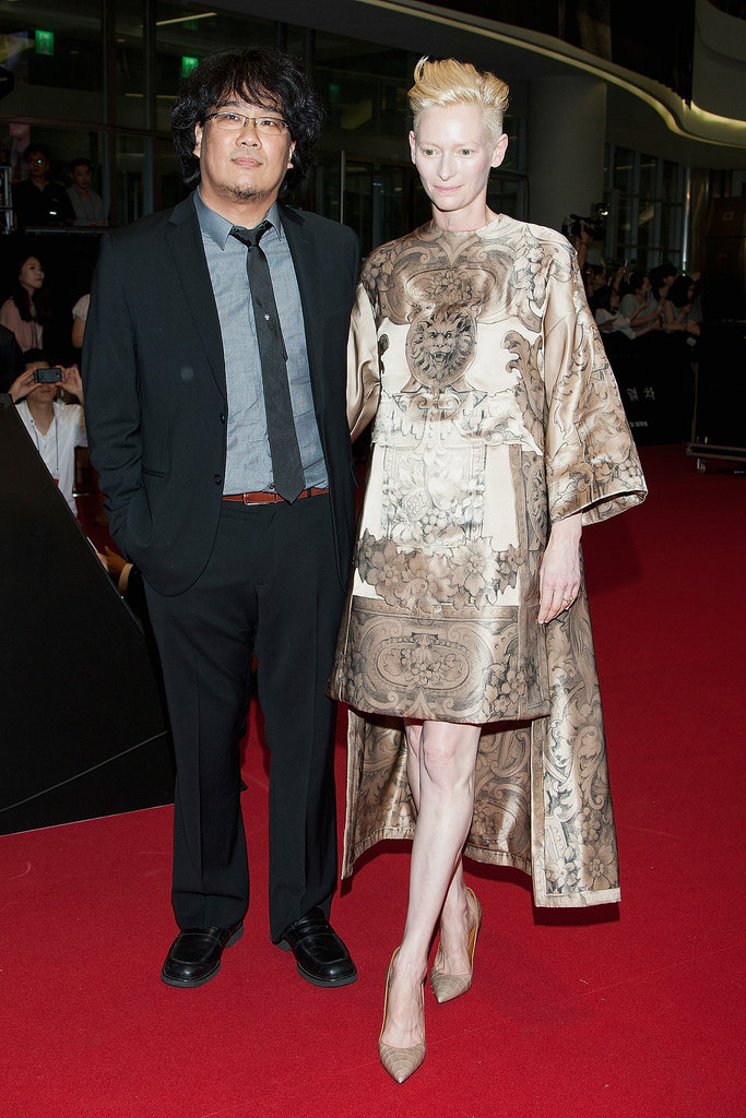Tilda Swinton hit the Seoul red carpet for the Snowpiercer premiere in an asymmetric Valentino Haute Couture design.
Tilda Swinton hit the Seoul red carpet for the Snowpiercer premiere in an asymmetric Valentino Haute Couture design.