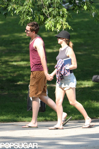 Jennifer Lawrence Reads Mockingjay on a Sexy Park Date Jennifer Lawrence Reads Mockingjay on a Sexy Park Date