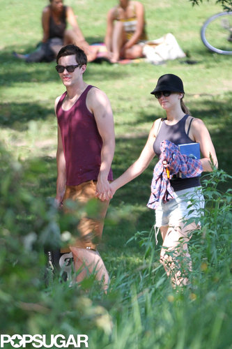 Jennifer Lawrence Reads Mockingjay on a Sexy Park Date Jennifer Lawrence Reads Mockingjay on a Sexy Park Date