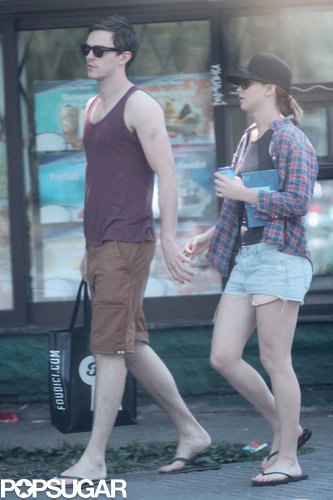 Jennifer Lawrence Reads Mockingjay on a Sexy Park Date Jennifer Lawrence Reads Mockingjay on a Sexy Park Date