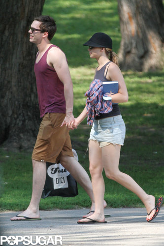 Jennifer Lawrence Reads Mockingjay on a Sexy Park Date Jennifer Lawrence Reads Mockingjay on a Sexy Park Date