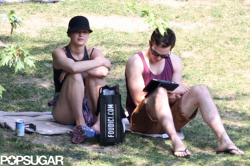 Jennifer Lawrence Reads Mockingjay on a Sexy Park Date Jennifer Lawrence Reads Mockingjay on a Sexy Park Date