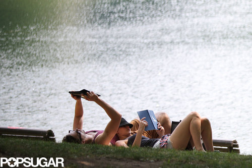 Jennifer Lawrence Reads Mockingjay on a Sexy Park Date Jennifer Lawrence Reads Mockingjay on a Sexy Park Date
