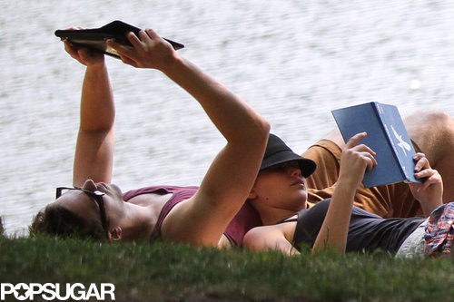 Jennifer Lawrence Reads Mockingjay on a Sexy Park Date Jennifer Lawrence Reads Mockingjay on a Sexy Park Date